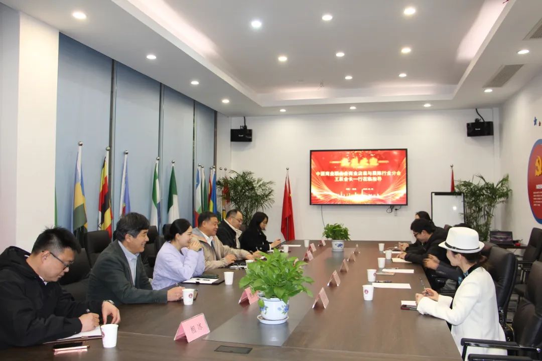 中國(guó)商聯(lián)商業(yè)店裝與展陳行業(yè)分會(huì)會(huì)長(zhǎng)王躍一行到訪浙江工商大學(xué)創(chuàng)業(yè)園參觀交流、共促發(fā)展