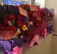 花送雷鋒手，情暖雷鋒心&mdash;&mdash;&ldquo;萬(wàn)朵鮮花送雷鋒&rdquo;活動(dòng)溫暖落幕